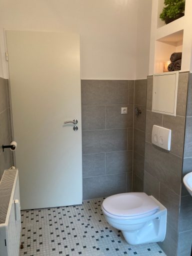 Bad Modernes Bad mit großer Dusche und Platz für Waschmaschine und Trockner