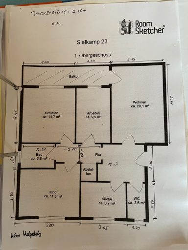 Grundriss Grundriss einer Wohnung mit Zimmern, Flur, Küche und Bad.