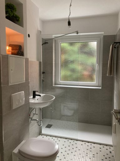 Bad Modernes Bad mit großer Dusche und Platz für Waschmaschine und Trockner