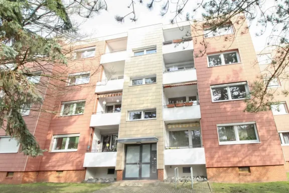 Hausansicht 8-Parteien-Haus in ruhiger Lage in einem Stichweg ohne Verkehr