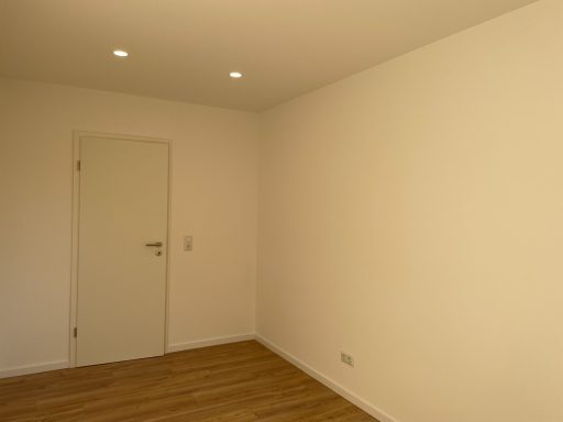 Schlafzimmer Leere, helle Ecke eines Raumes mit einem Tür und einem Holzfußboden.